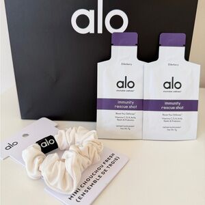 New ALO Yoga Set 2 Immunity Shot with White Scrunchie w shopping bag